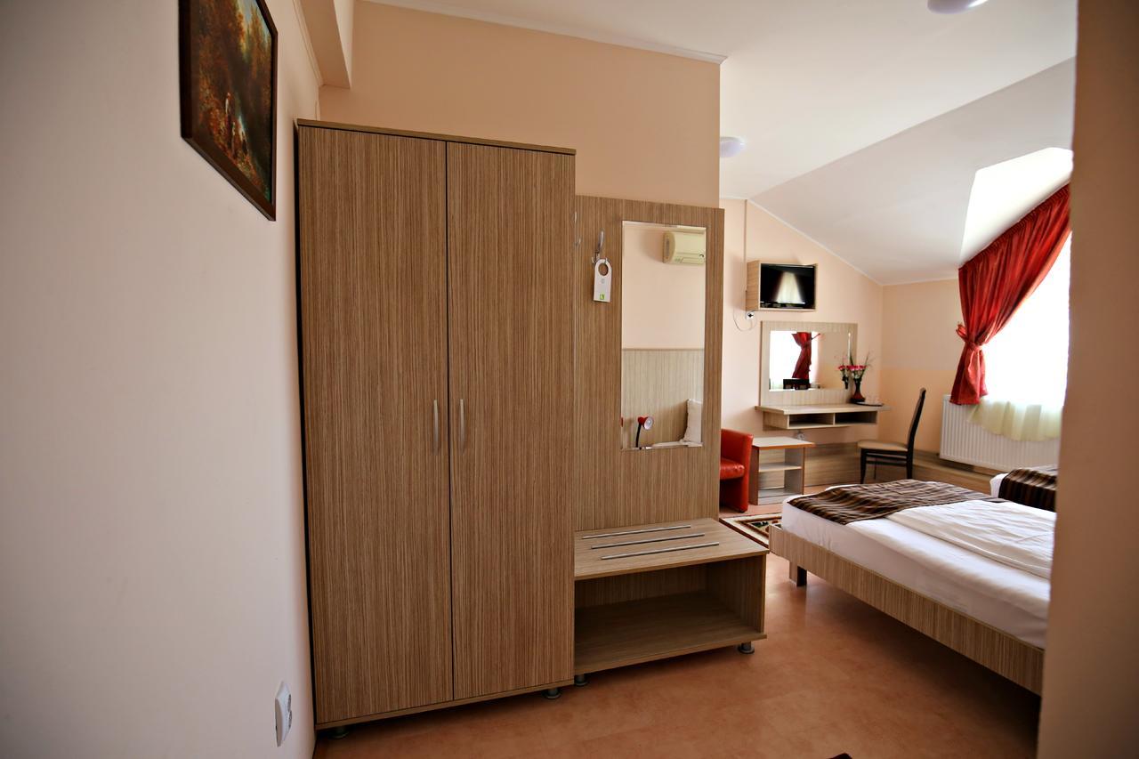 Pension Varadia ออราแด ภายนอก รูปภาพ