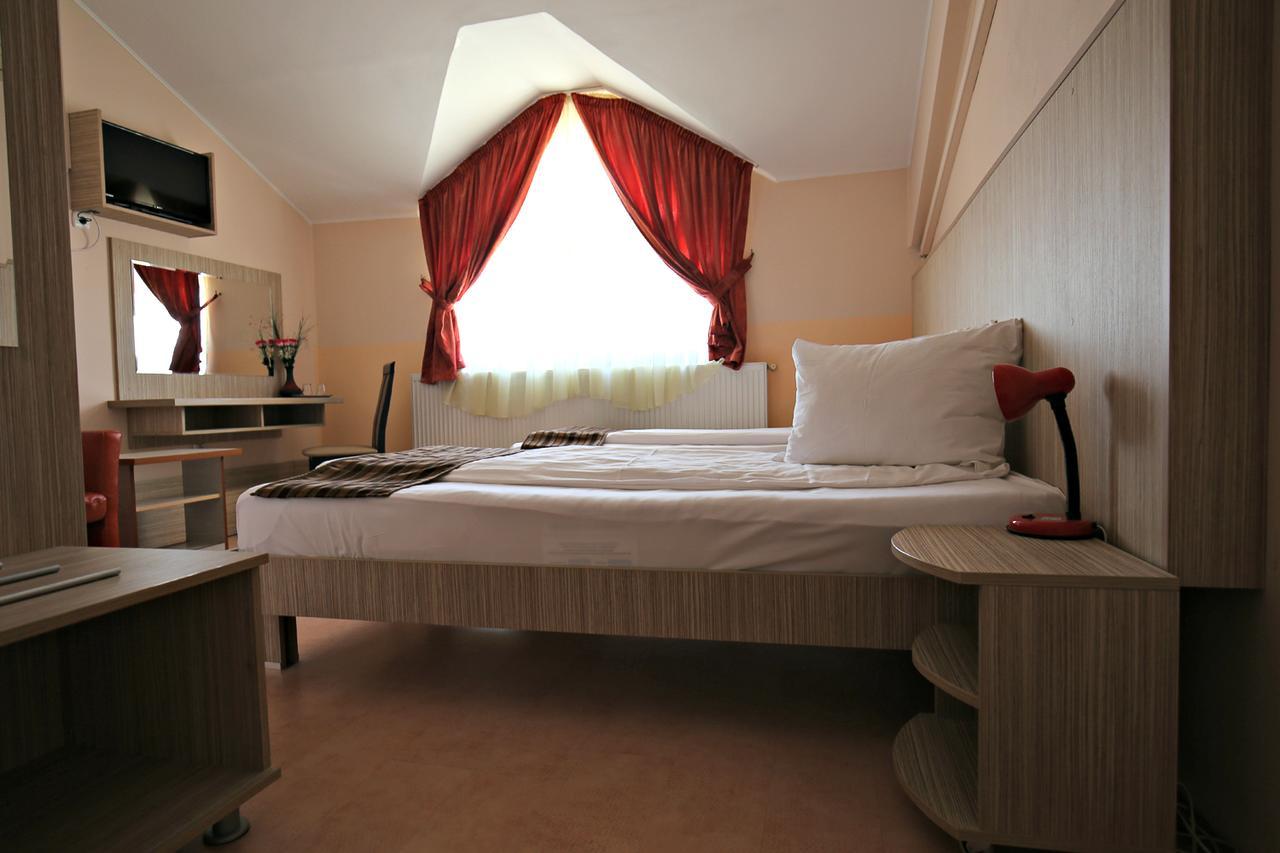 Pension Varadia ออราแด ภายนอก รูปภาพ